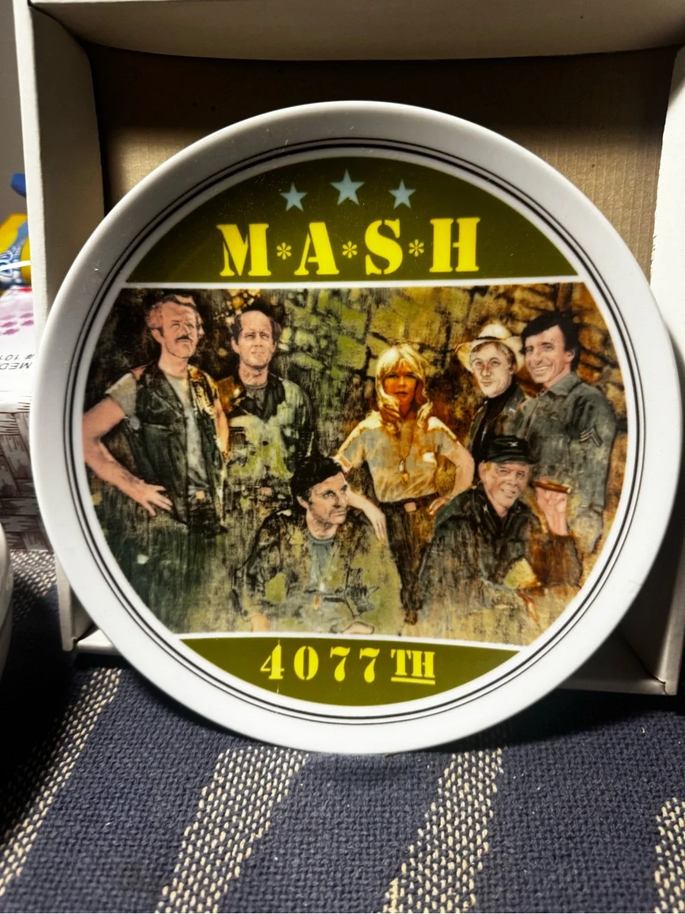 M*A*S*H 4077th Decorative Wall Plate - Olive and White brand new authentic